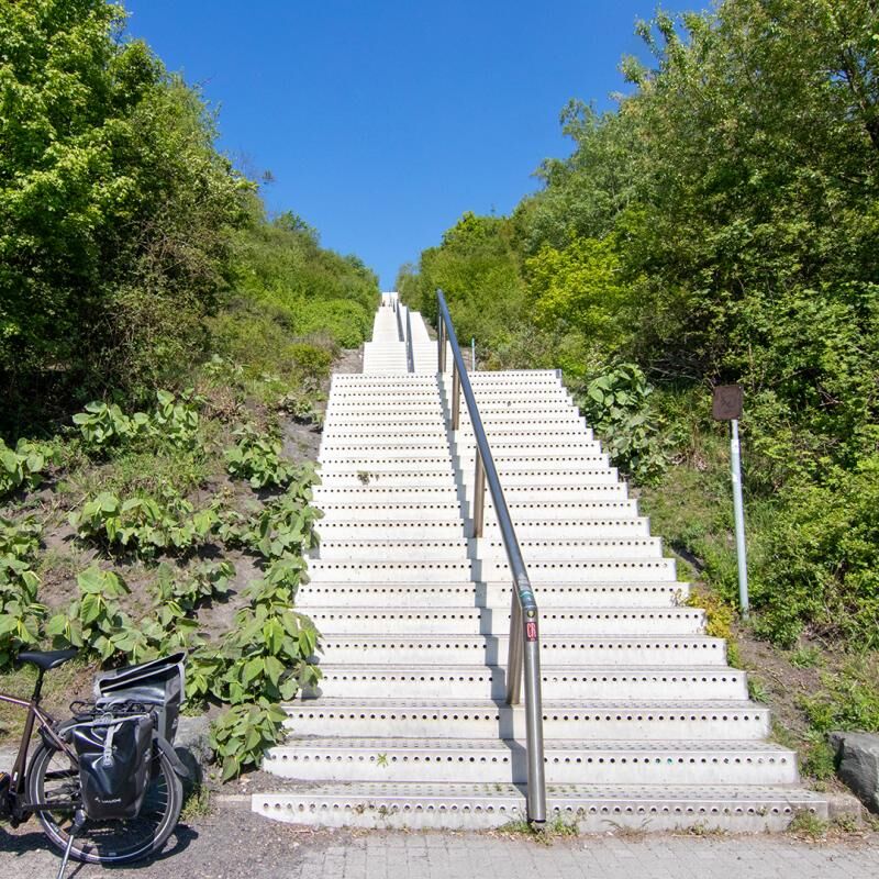 Eine Treppe führt den Berg hinauf zum Tetraeder 