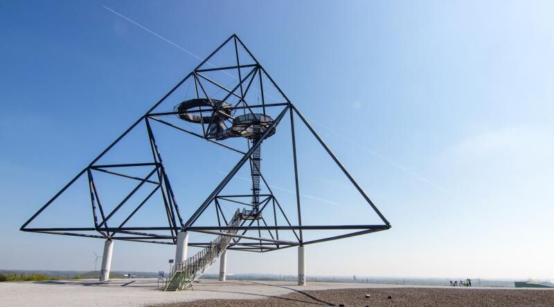 Die Tetraeder Skulptur: ein großes Stahldreieck mit drei Aussichtsplattformen