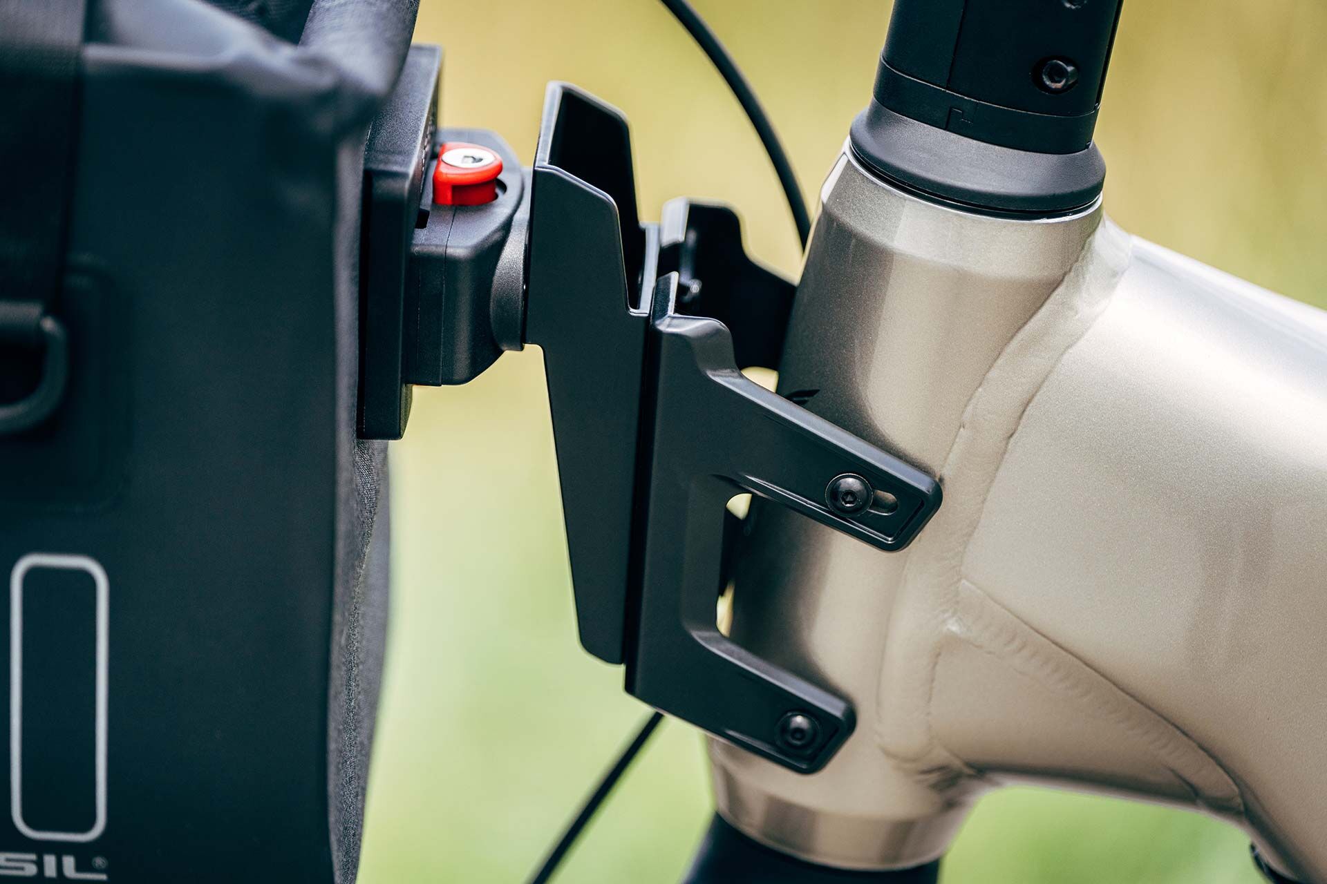 Detailbild eines Fahrradsteuerkopfes mit HTM Taschenadapter für Klickfix