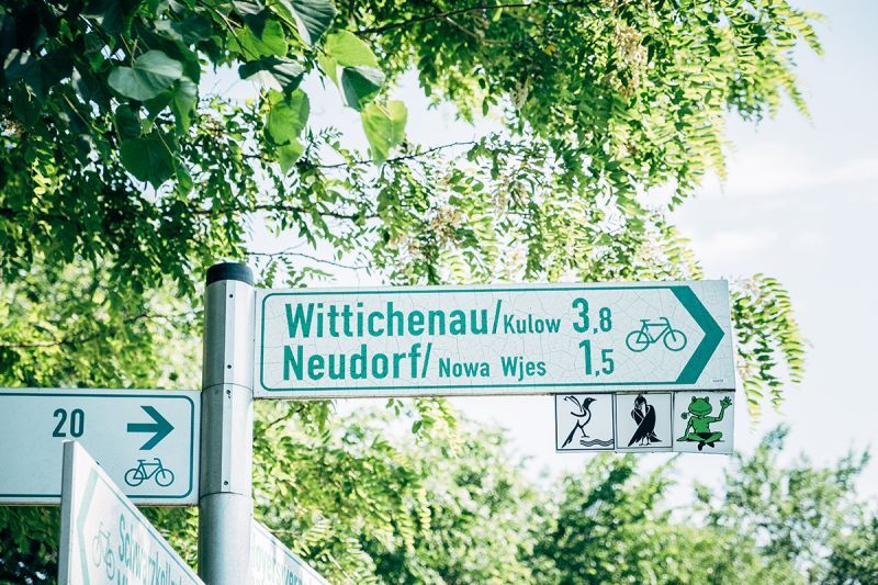 Wegweiser mit Krabat-Rabe