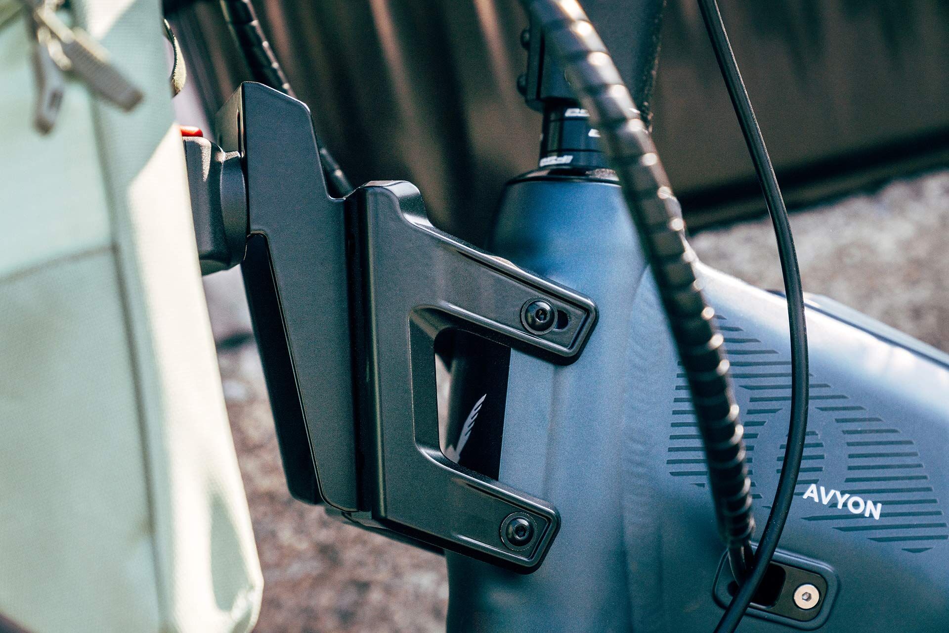 Photo détaillée d'un adaptateur de tube de direction HTM pour sacoches avant