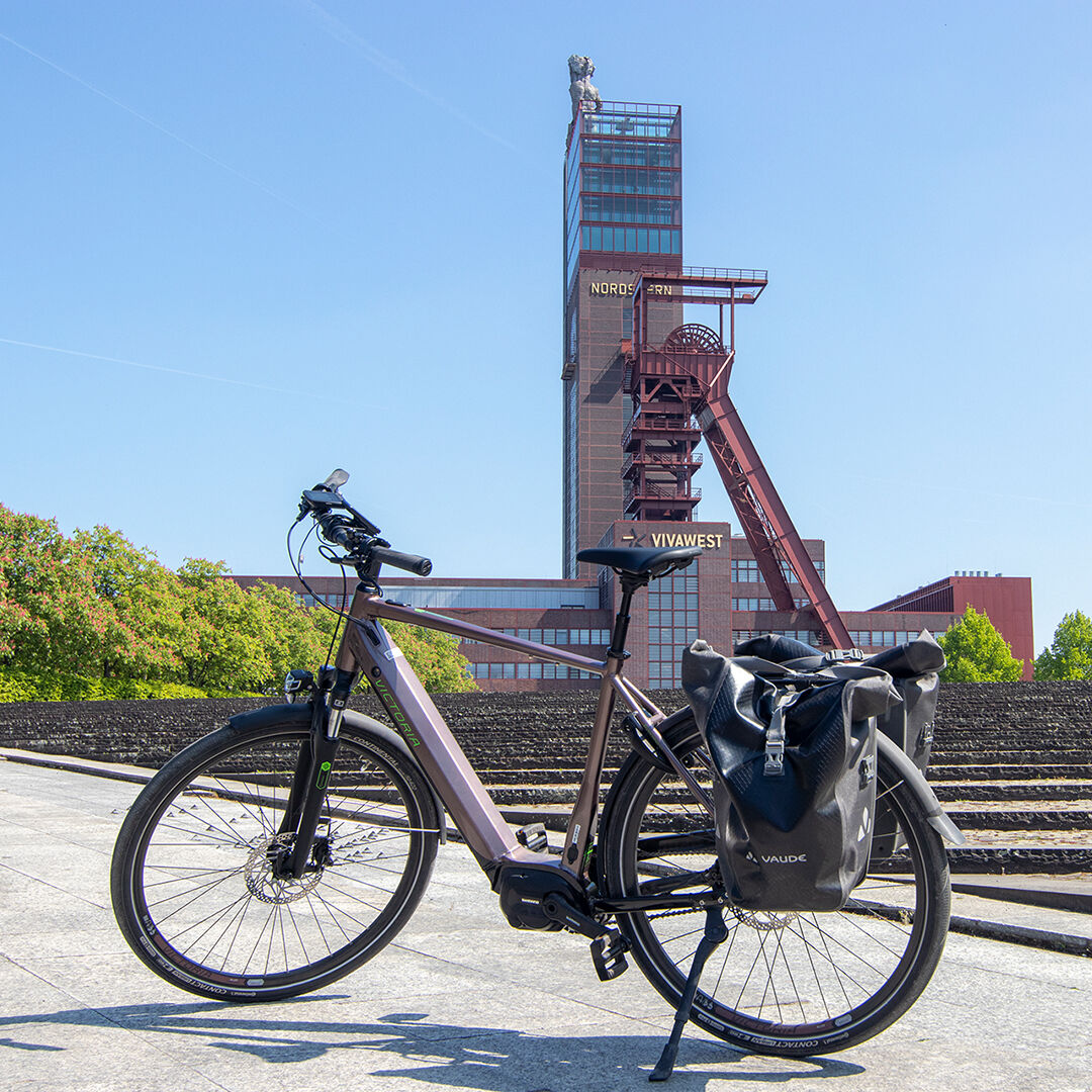 Ein Victoria E-Bike vor dem Turm des Nordstern-Parks